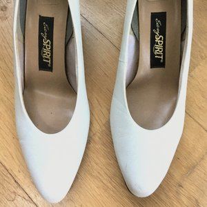 Easy Spirit 2-1/2" heeled pumps size 8-1/2 B